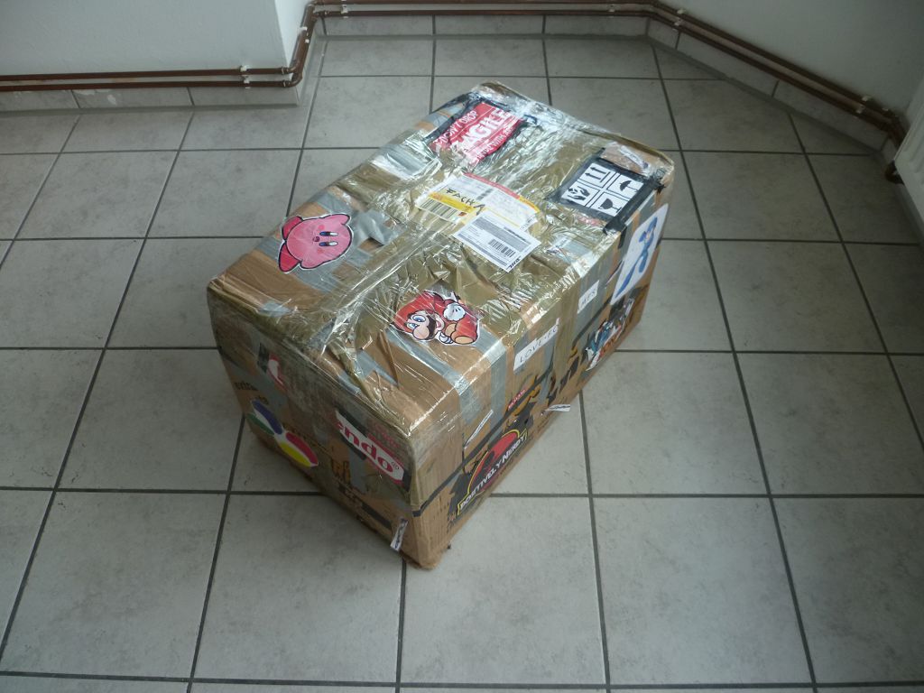 So kam das gute Stück bei mir an - 20 kg schwer und nerdig verziert.
